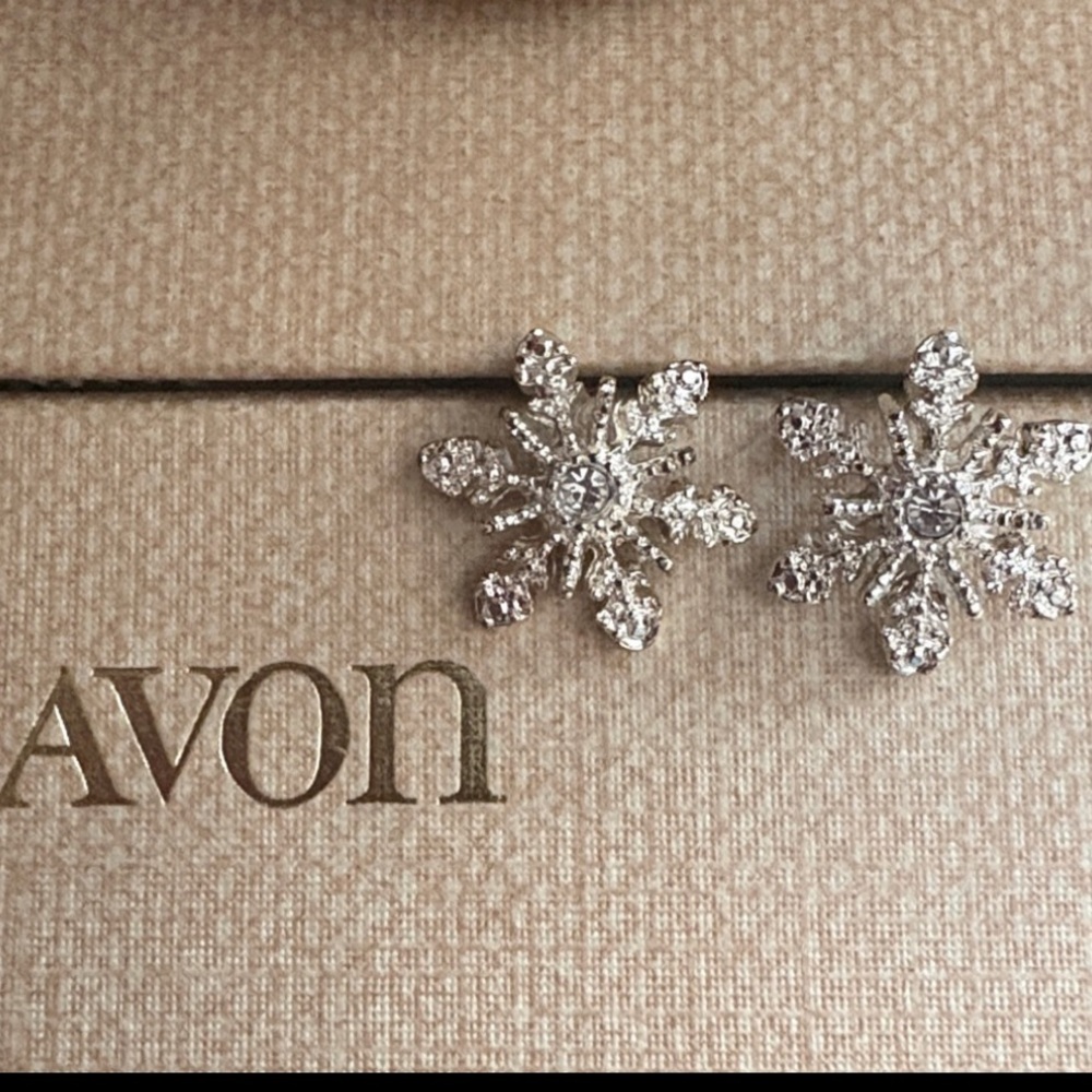 Vintage 2005 Avon Snowflake Stud Earrings Dimensional Silver Rhinestone NIB - Picture 4 of 10